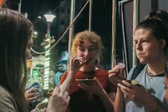סיור אוכל ופאבים בלילה בקולקטה עם שחקן מקומי
