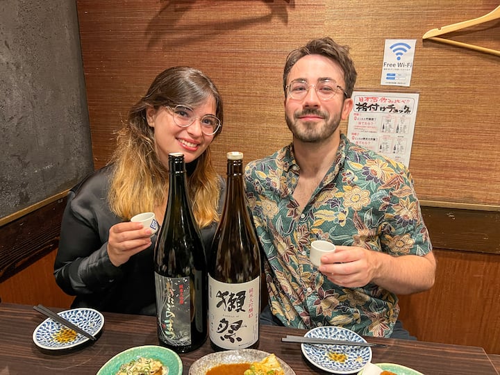 Съчетаване на саке и неограничени напитки в Шинджуку