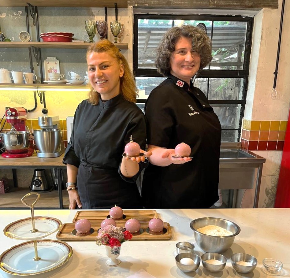 Decorate Cake with mirror glaze artistry