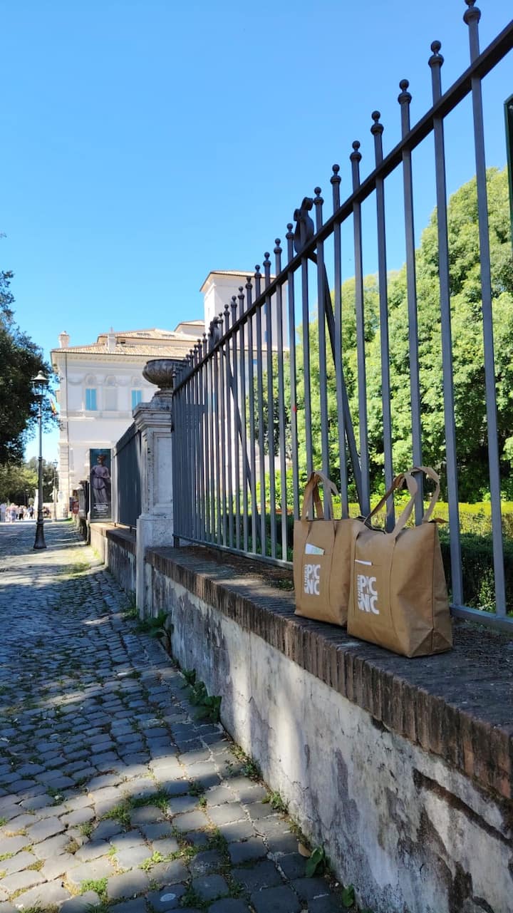 Barefoot in the park: Picnic in Villa Borghese