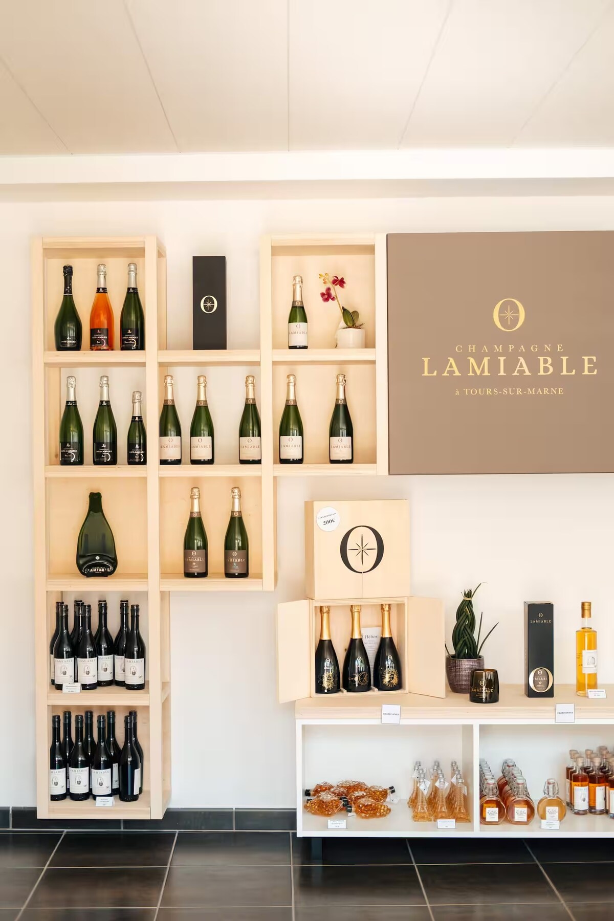 Cellar tour and tasting: English