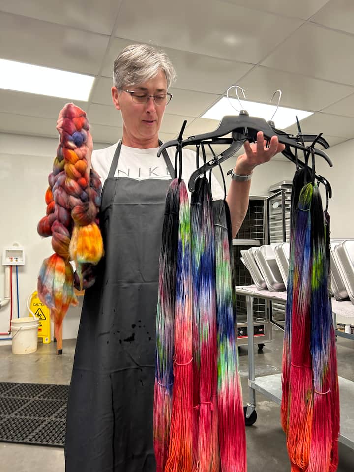 მატყლის შეღებვა და ქსოვა მყუდრო ხის სახლში