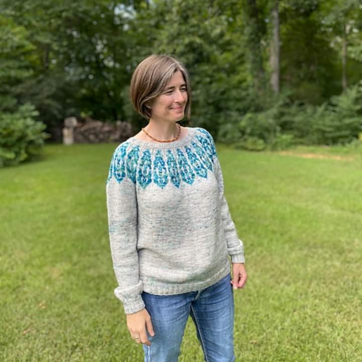 მატყლის შეღებვა და ქსოვა მყუდრო ხის სახლში