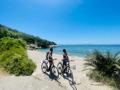 Explora la isla de Salamina en bicicleta eléctrica