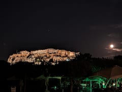 סיור הליכה לילי באתונה וארוחת ערב