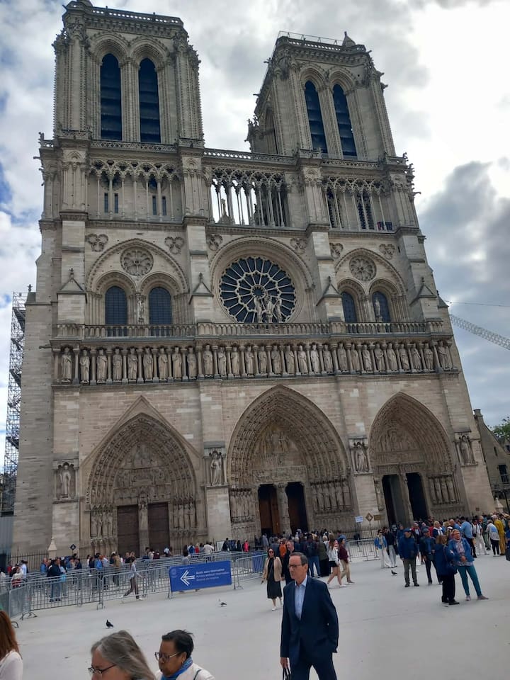 გაეცანით პარიზის ღვთისმშობლის ტაძრის ისტორიებს