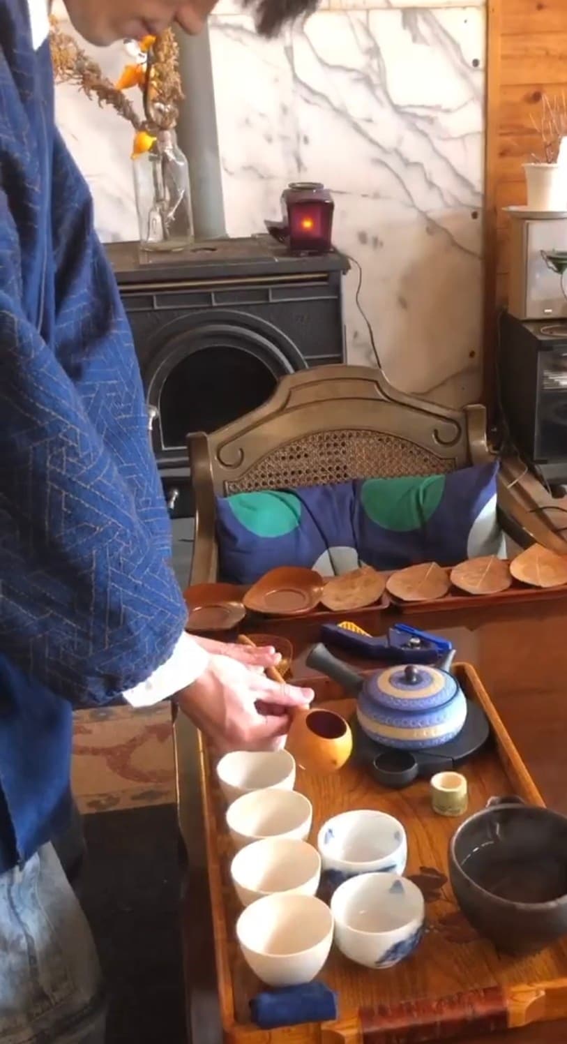 ​A soothing green tea retreat. Mindfulness in silence, drawing spring water to brew tea