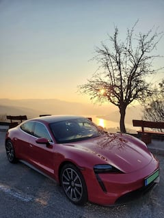 Budapest: paseo VIP por el Danubio en un Porsche Taycan