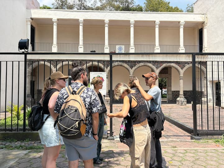 Митове в града, пешеходна обиколка и театър