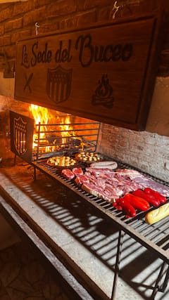 Experiencia de asado uruguayo: fuego, carne y música