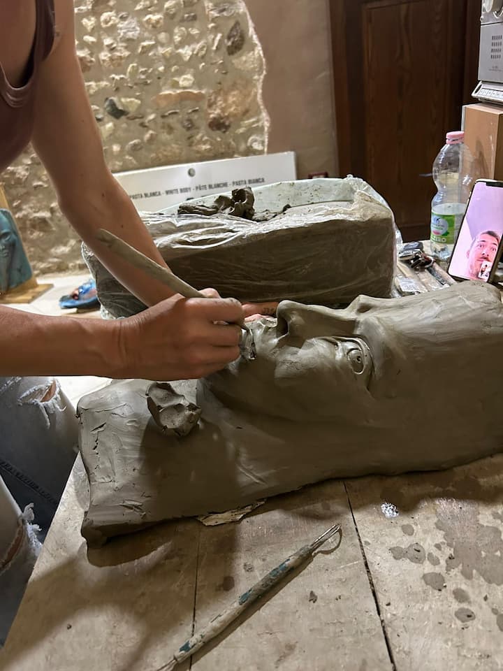 Изкуството на ръцете: керамика в лаборатория