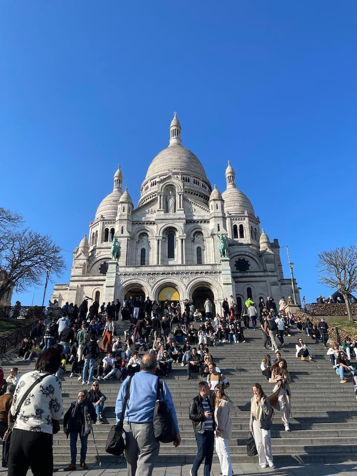 Paris: Turne i ëmbël dhe tepër i shijshëm në Montmartre