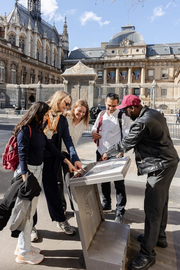 Siri za Hadithi za Giza za Paris, Hadithi na Ziara ya Baa ya Usiku