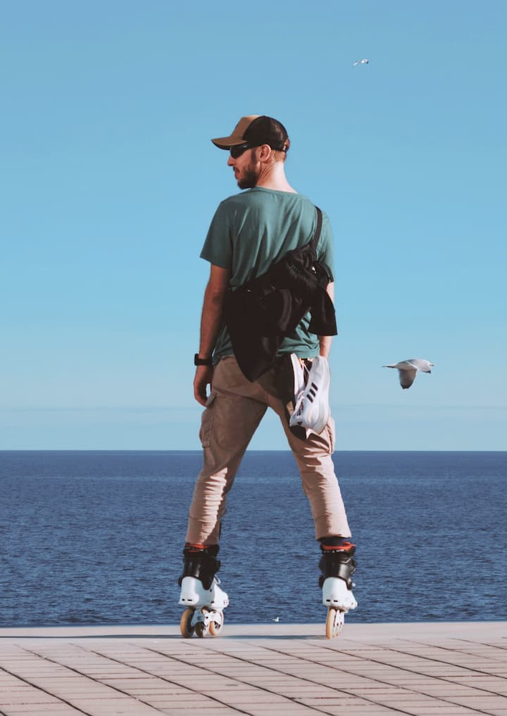 სანაპიროს გასწვრივ ციგურებით სრიალი პროფესიონალთან ერთად