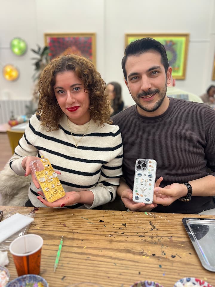 Atelier de conception de coques de téléphone à Galata