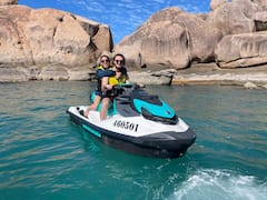 乘坐水上摩托艇快速往返磁岛（Magnetic Island）各个海湾