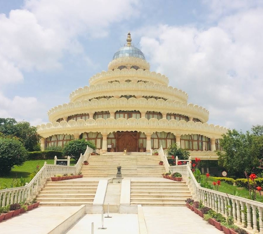 Explore a Yoga Retreat Center: Calm & Mindfulness