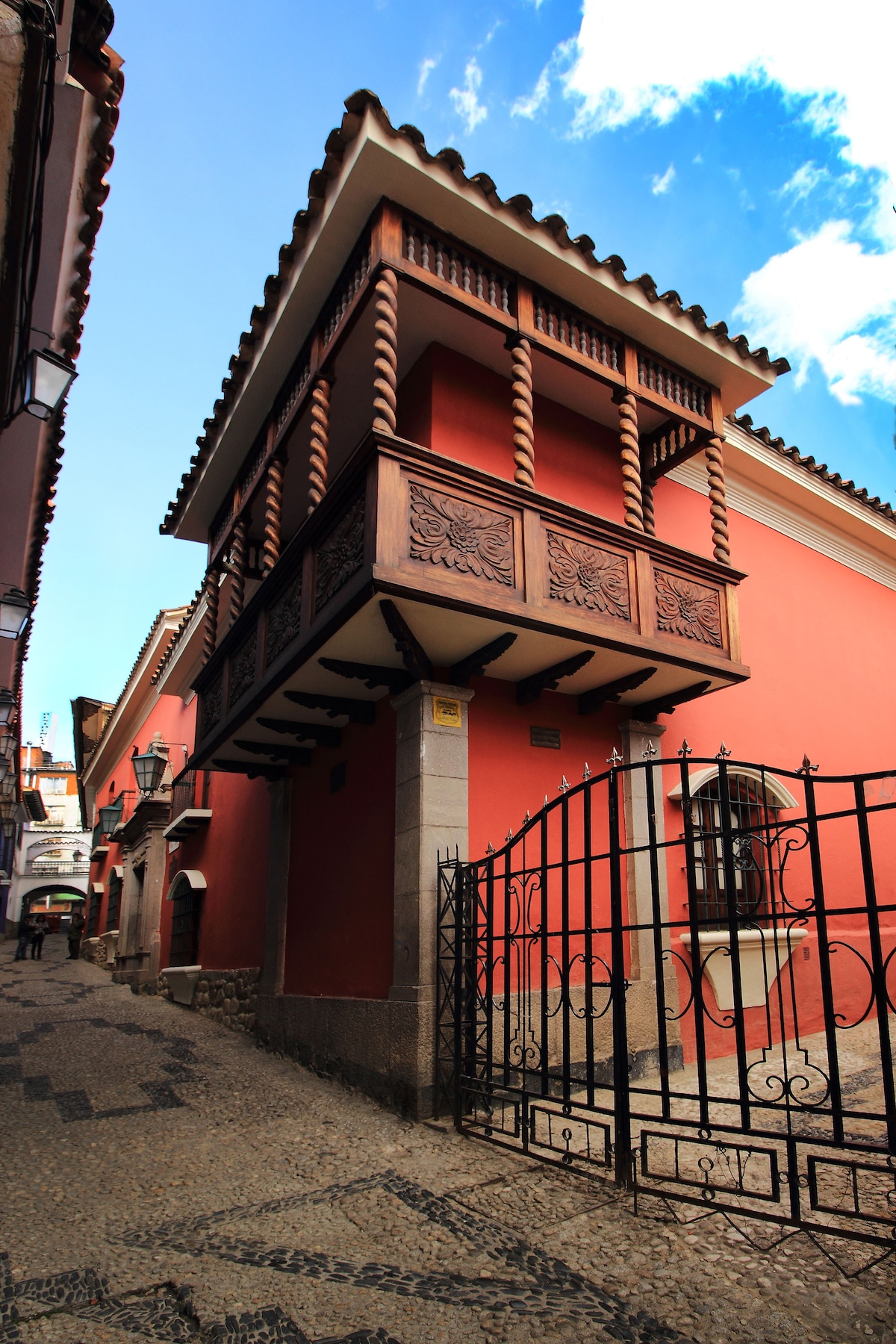 Discover the history and architecture of La Paz