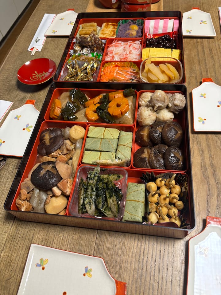 Cocina casera con ingredientes locales y verduras de jardín en el campo japonés