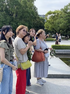 Taller de paz con lirios en el Parque Conmemorativo de la Paz de Hiroshima