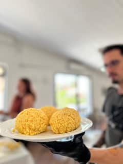 与当地大厨一起制作正宗的意式炸饭球
