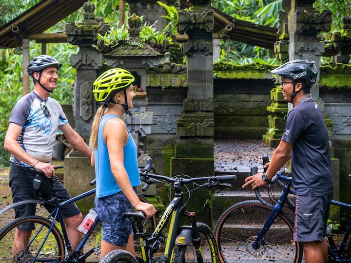 კაურა: ველოსიპედით სანაპიროზე და ტური ტრანსფერით (არასავალდებულო)