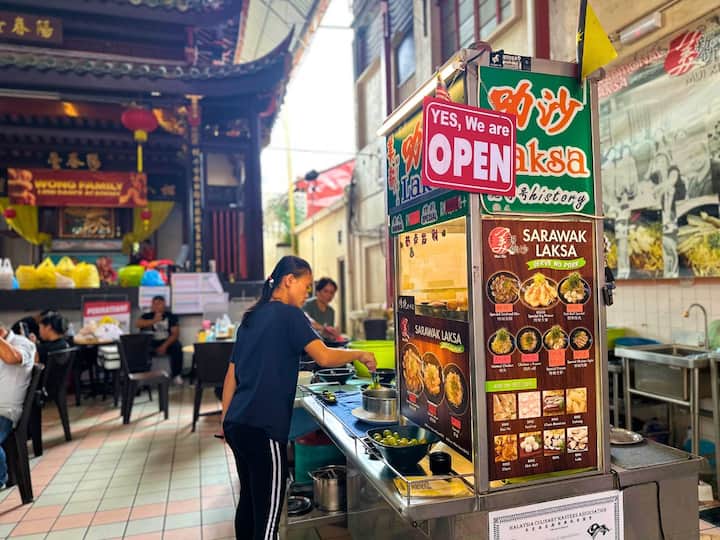 Гастрономическа обиколка с екскурзовод в Кучинг с 5 дегустации