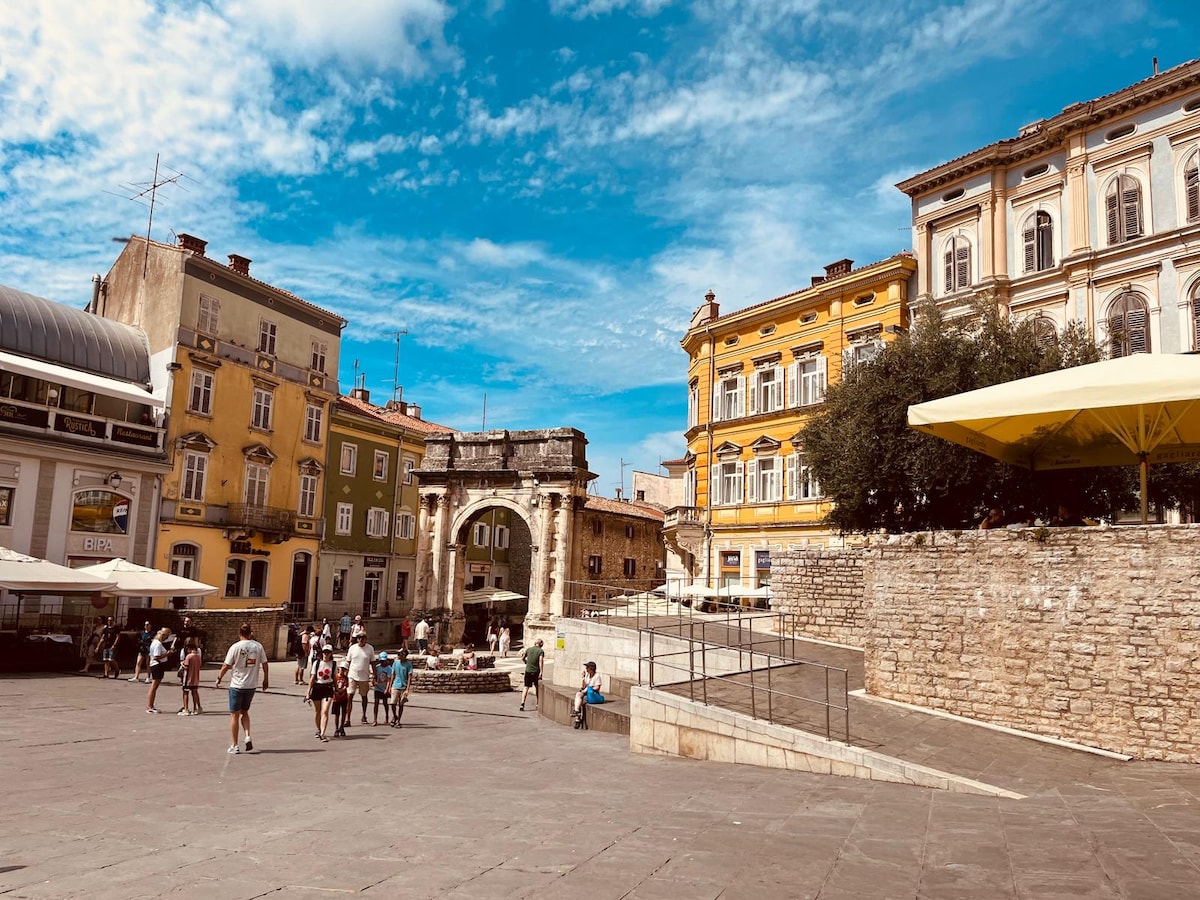 Historical tour of Pula with a local
