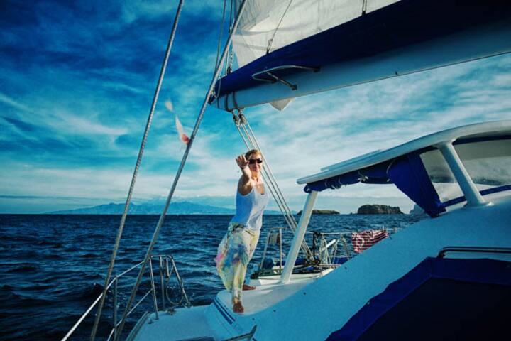 მშვიდი გემი კატამარანი ამსტერდამთან ახლოს