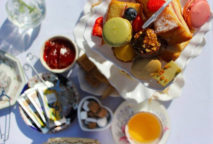 შუადღის ჩაი ცოცხალი მუსიკის ფონზე