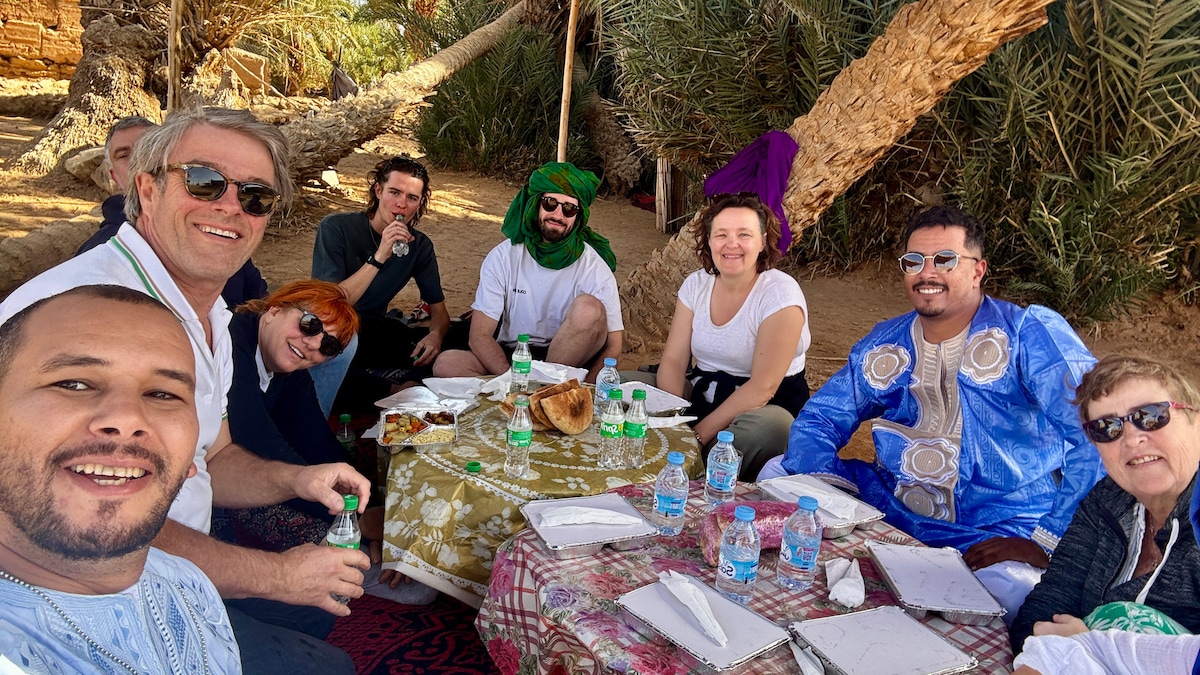 Cook on open fire in the Sahara