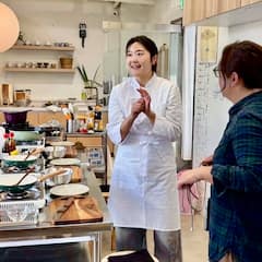在温馨的首尔厨房里学做石锅拌饭