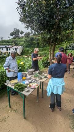 在喜马拉雅山村徒步和享用美食