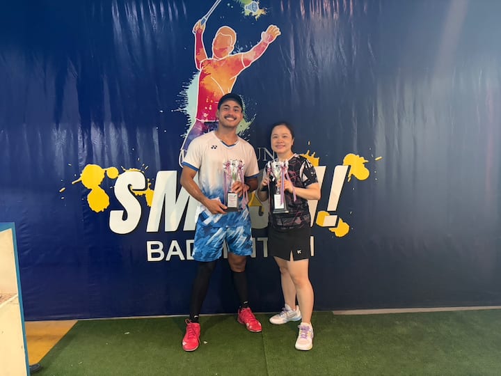 Stërvitu në fushën e badmintonit me një trajner vendas