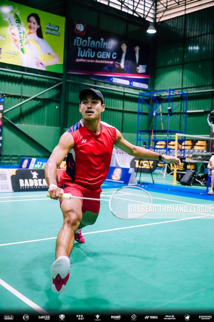 Stërvitu në fushën e badmintonit me një trajner vendas