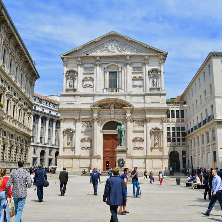 Explora el Duomo de Milán con historiadores en grupo