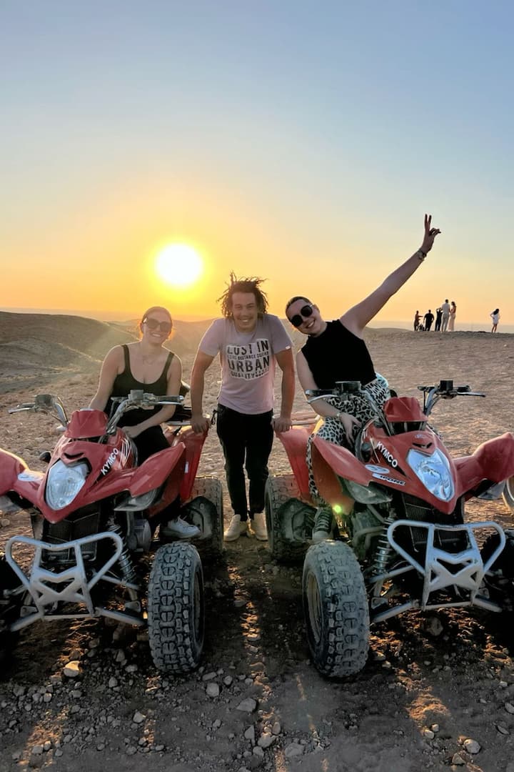 Приключение с камила и квад с луксозна вечеря в пустинята