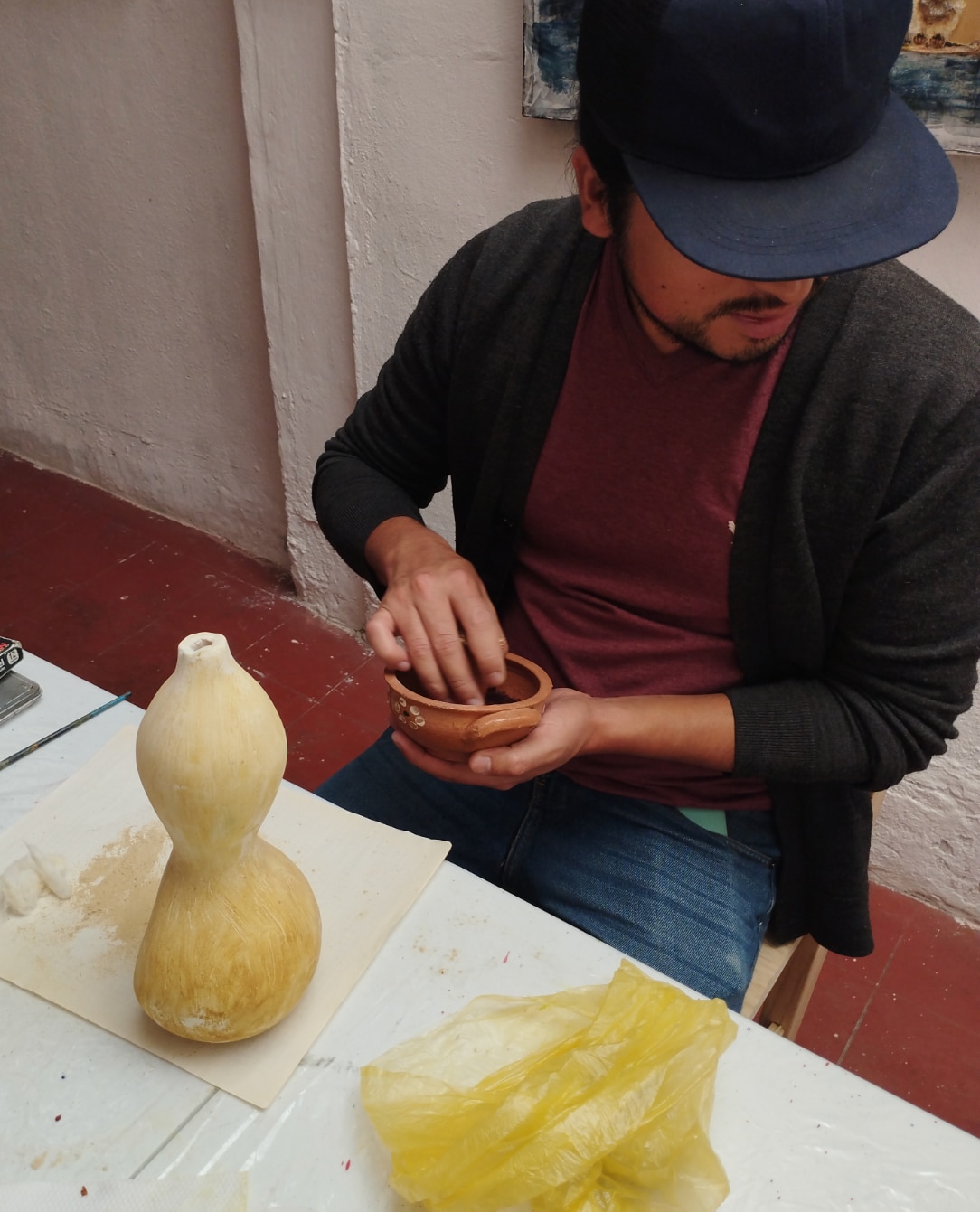 Paint your piece with lacquer and natural pigments