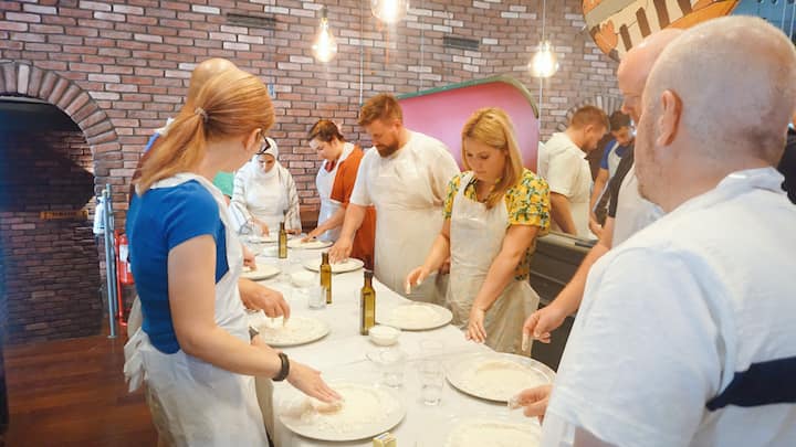 სპრიცისა და პიცის მომზადების გაკვეთილი რომში