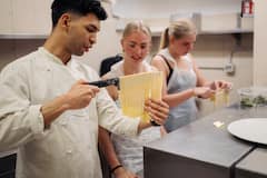 Clase de cocina de pesto y fettuccine en Piazza Navona