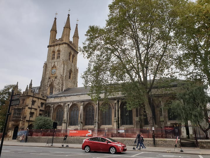 Пешеходна обиколка из лондонските бедняшки квартали и великолепие