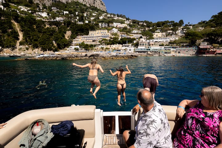 Shëtitje me varkë në Capri në grup të vogël me Blue Grotto