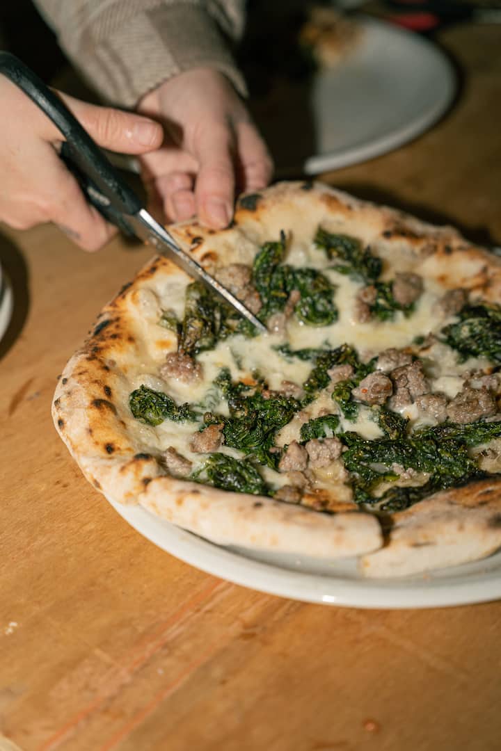 Jifunze kutengeneza pizza ya Neapolitan kutoka a hadi z