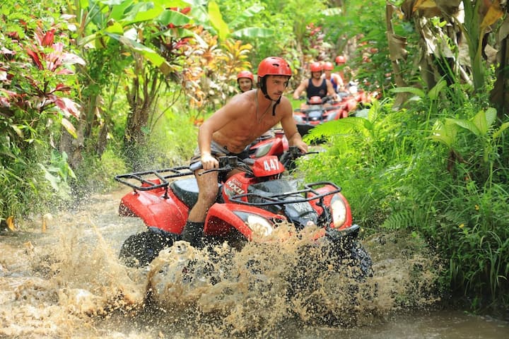 Course en VTT vers un temple à Bali