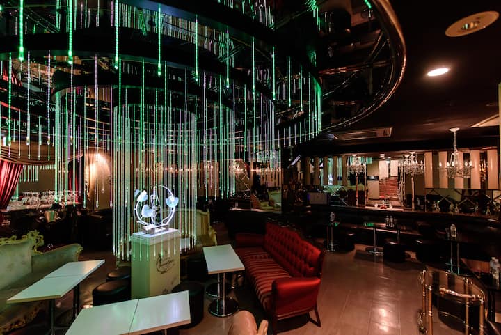 Ziara ya klabu cha wenyeji yenye aina 6 za mvinyo