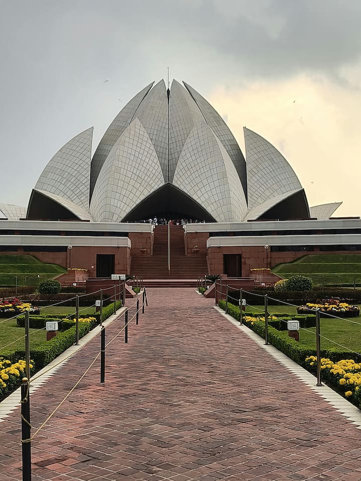 Descubre la Nueva Delhi antigua en un tour guiado en coche climatizado