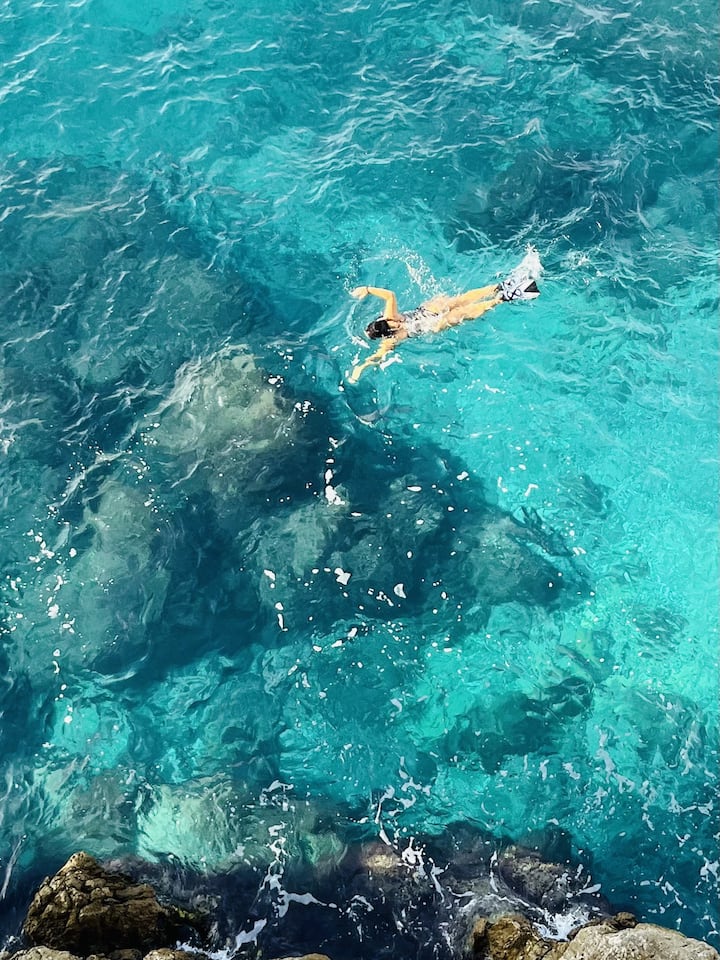 Panda hadi kwenye mashimo ya kuogelea ya bluu yaliyofichwa