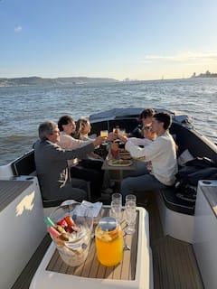 Experiencia de crucero de lujo en Lisboa_ Sangría y pizza