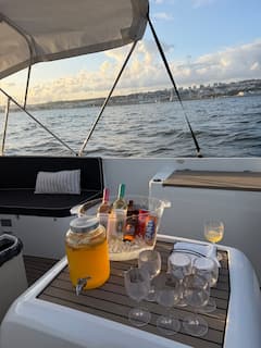 Experiencia de crucero de lujo en Lisboa_ Sangría y pizza