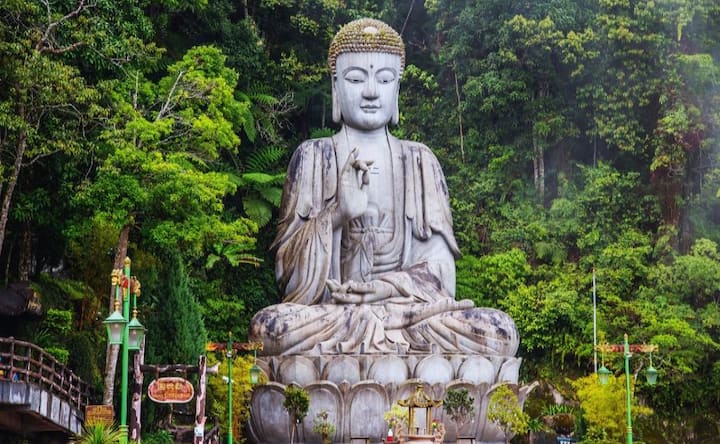Explora las tierras altas de Genting y sus templos místicos